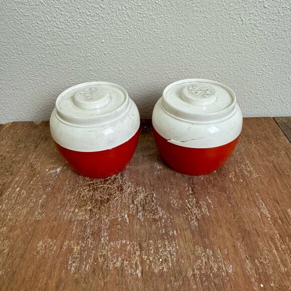Vintage Red White Admiration Pot Salt and Pepper Shakers Plastic Made in USA - Picture 5 of 8